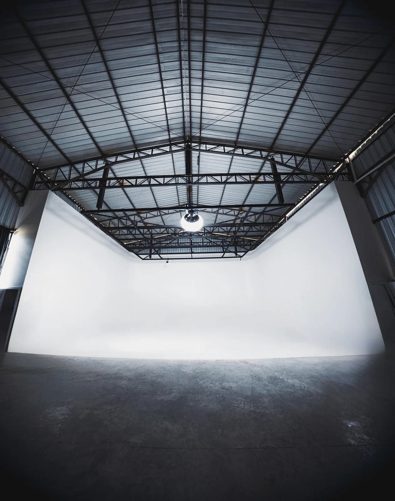 Studio A: ciclorama blanco de 10×9×6 metros