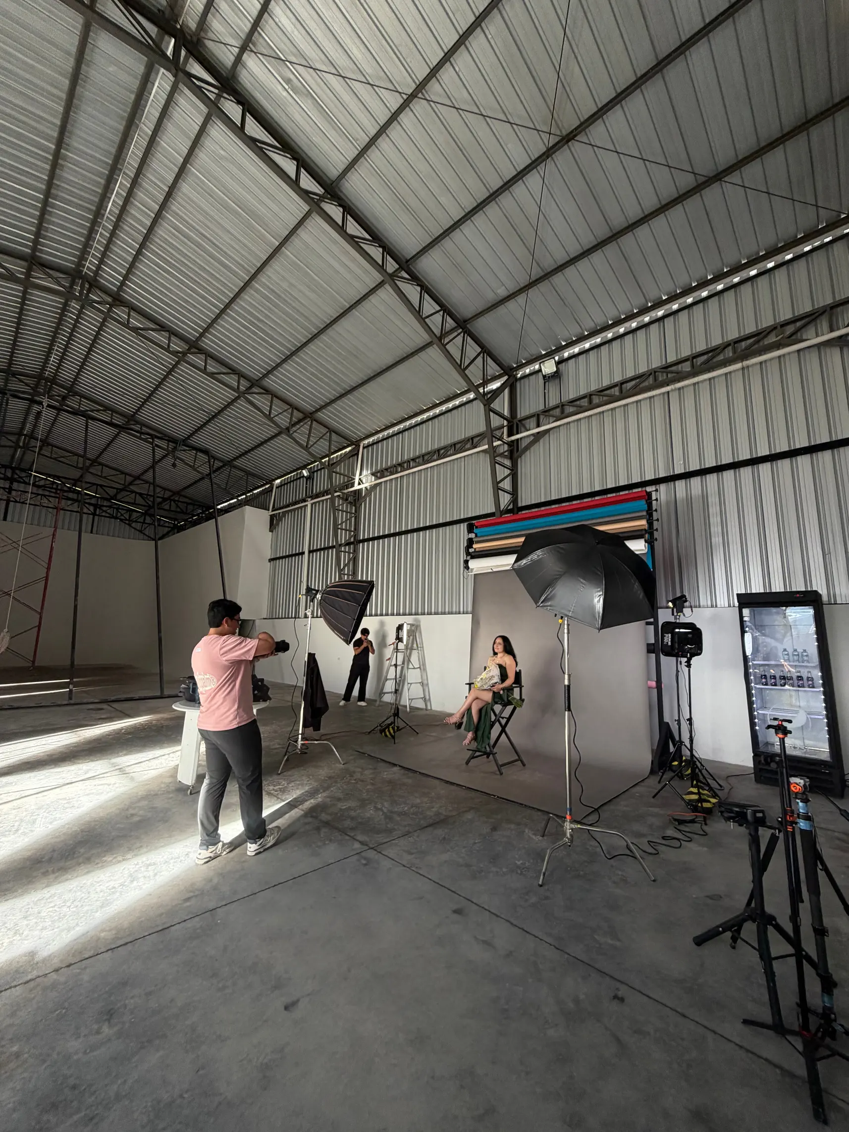 Studio B: fotógrafo trabajando con fondos de colores y luces