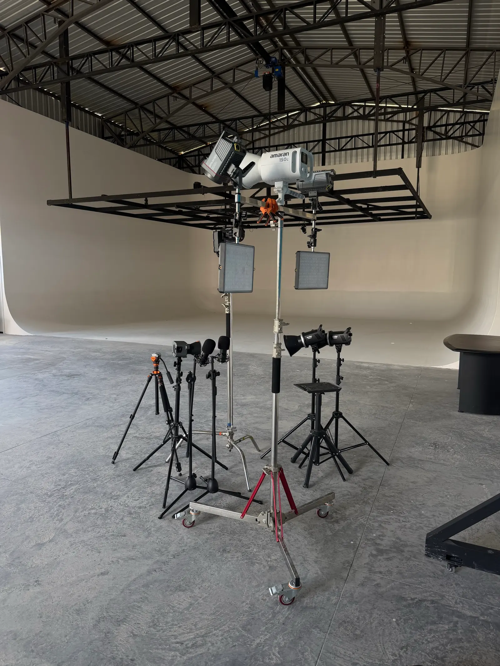Luces Amaran, paneles LED, flashes Godox, micrófonos y trípodes listos para rentar
