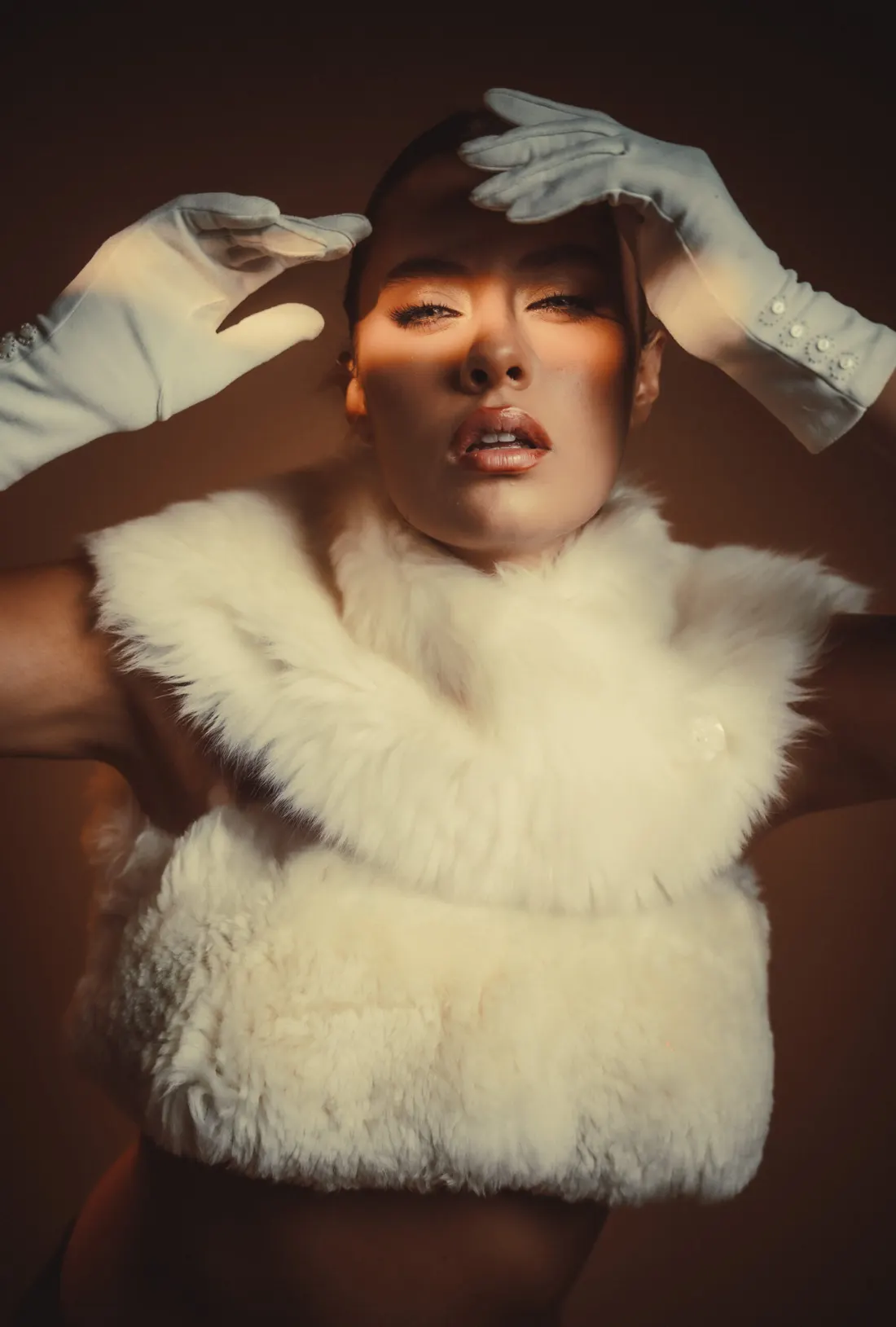 Retrato de moda con guantes blancos