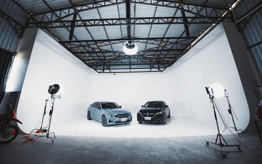 Ciclorama del Studio A con dos autos iluminados