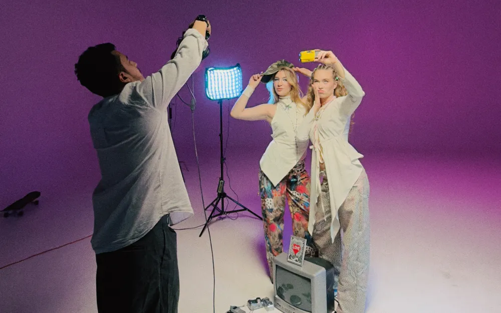 Sesión de fotos con luz morada en el ciclorama