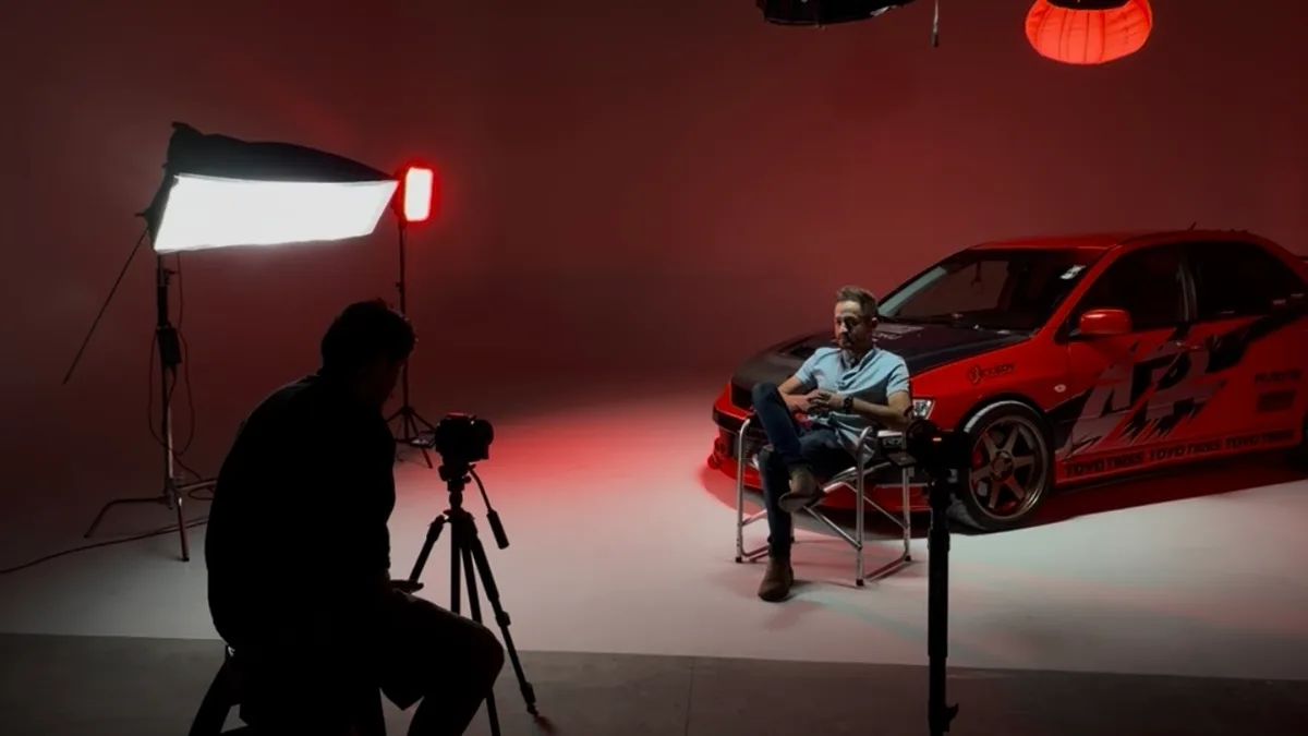 Studio A: rodaje con auto rojo en el ciclorama