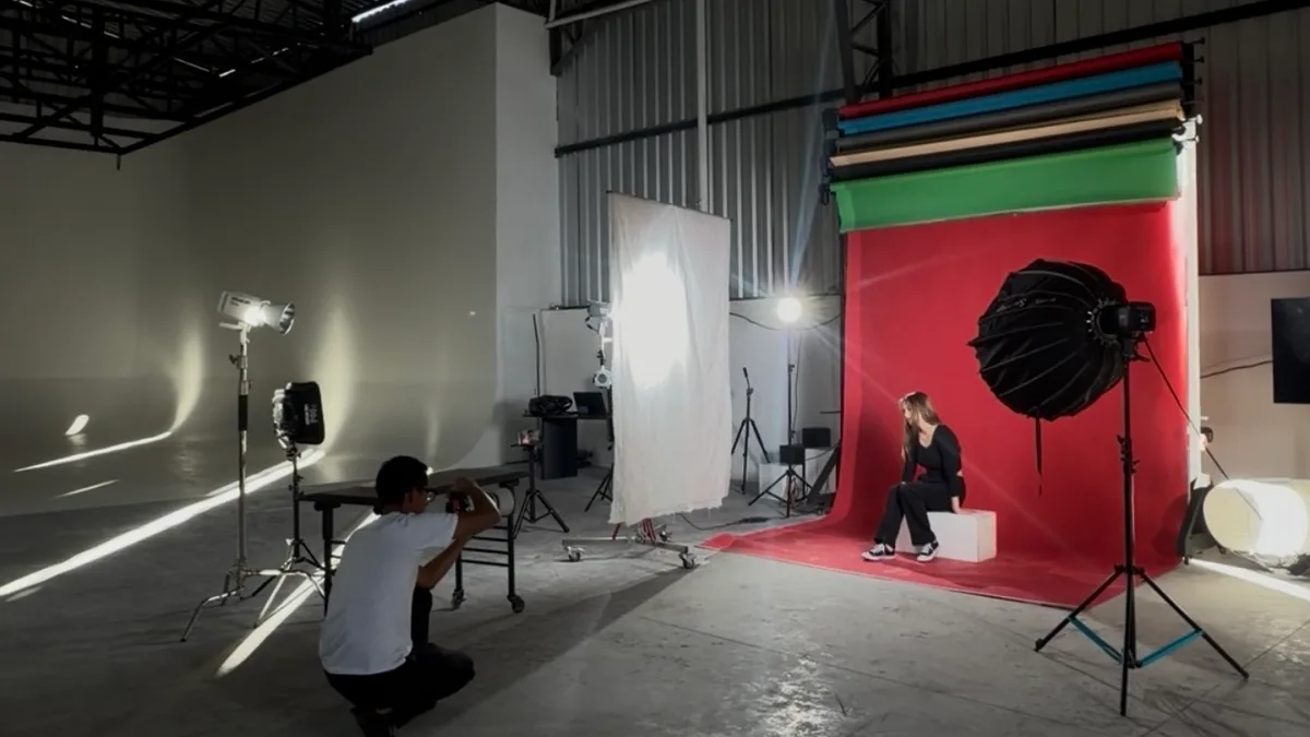 Studio B: sesión de fotos con fondo rojo motorizado